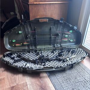 Left Hand Compound Bow with Arrows in Hard Case